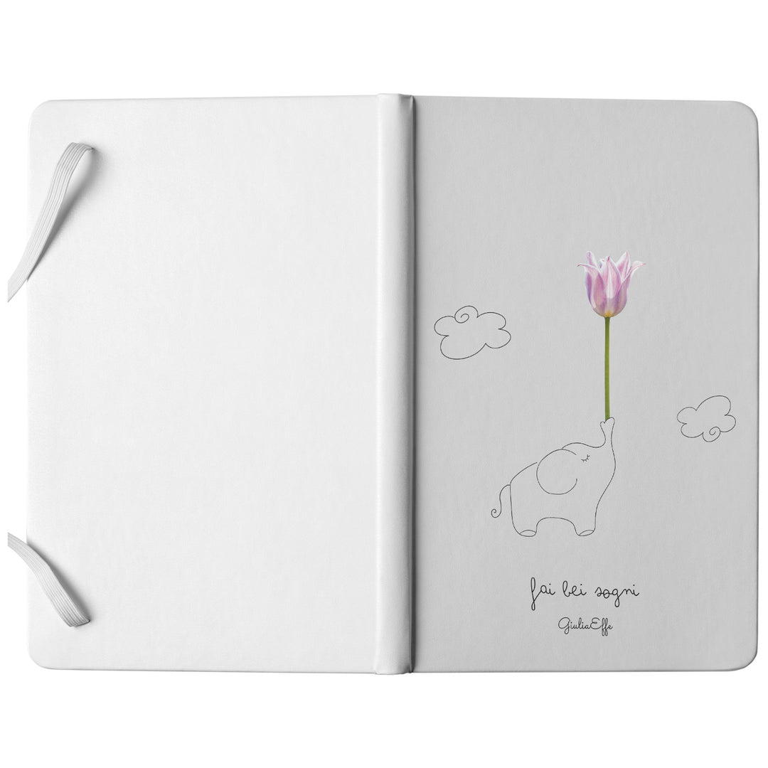 Taccuino Fai bei sogni dell'album Creatività su carta di GiuliaEffe: copertina soft touch in 8 colori, con chiusura e segnalibro coordinati