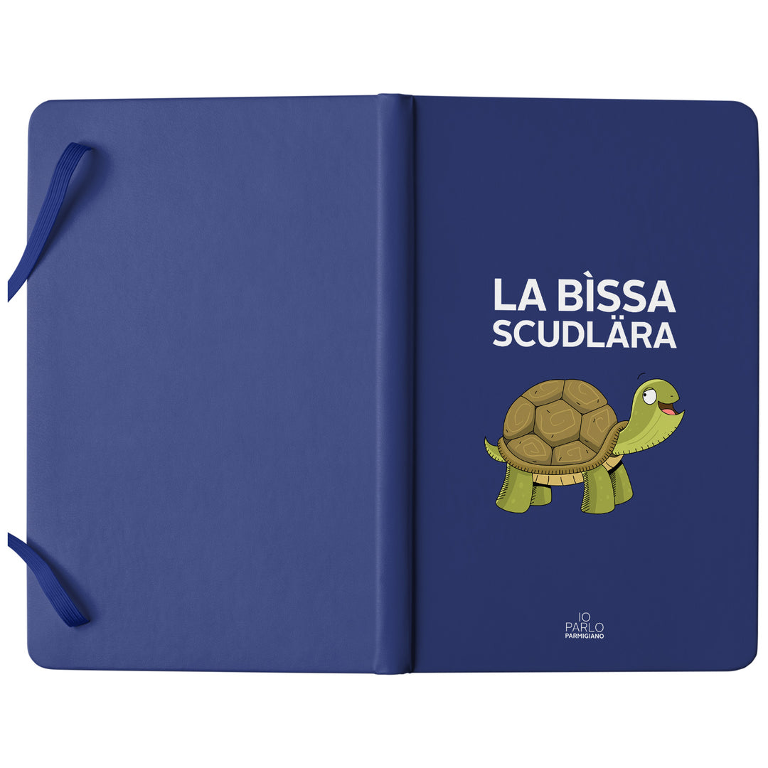 Taccuino LA BÌSSA SCUDLÄRA dell'album LÌNNEA BÉSTJI di Io parlo parmigiano: copertina soft touch in 8 colori, con chiusura e segnalibro coordinati