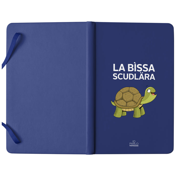 Taccuino LA BÌSSA SCUDLÄRA dell'album LÌNNEA BÉSTJI di Io parlo parmigiano: copertina soft touch in 8 colori, con chiusura e segnalibro coordinati