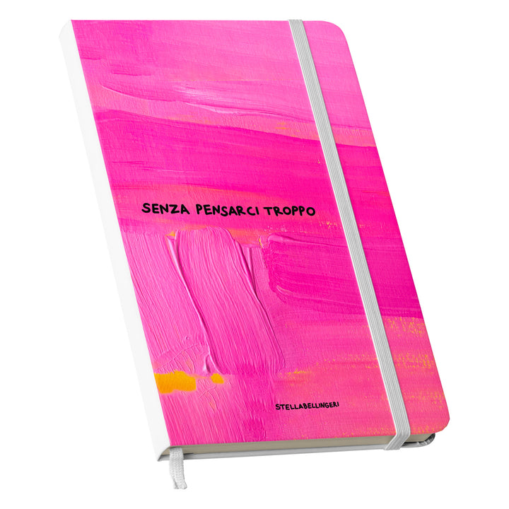 Taccuino Senza pensarci troppo dell'album Taccuini Art is terapy di Stella Bellingeri: copertina soft touch in 8 colori, con chiusura e segnalibro coordinati