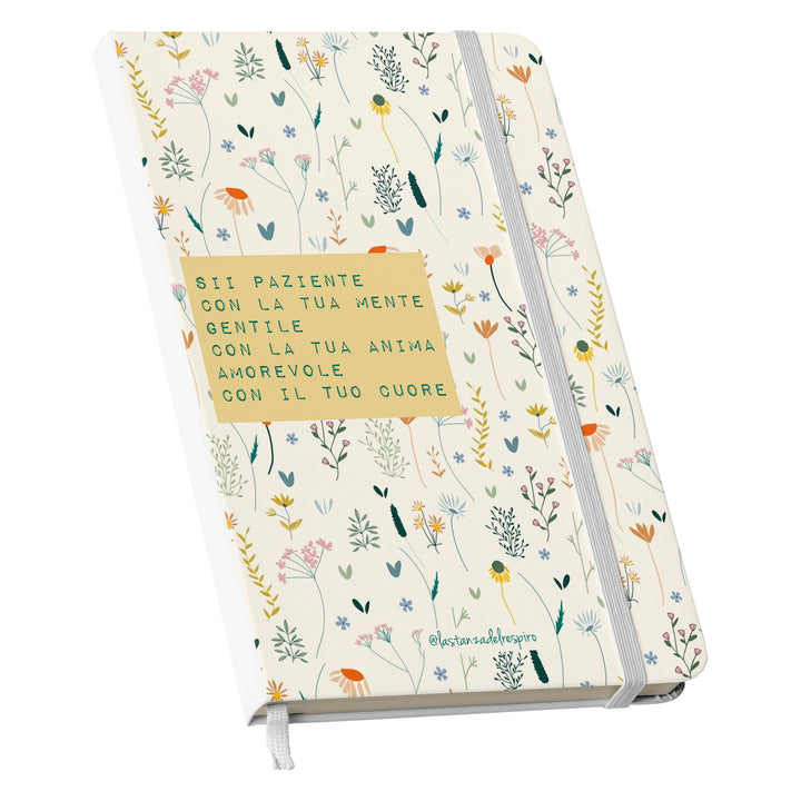 Taccuino Amorevole dell'album Un momento tutto per me di La stanza del respiro: copertina soft touch in 8 colori, con chiusura e segnalibro coordinati