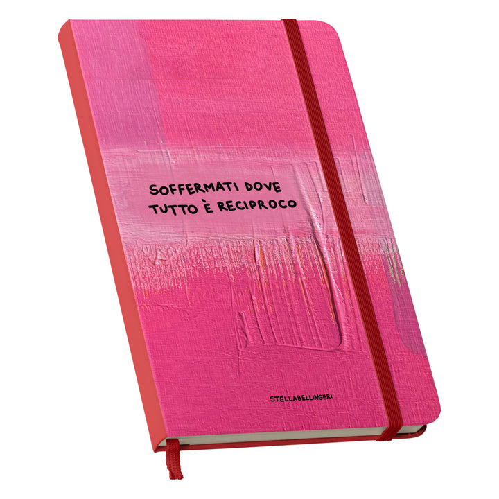 Taccuino Soffermati dove tutto è reciproco dell'album Taccuini Art is terapy di Stella Bellingeri: copertina soft touch in 8 colori, con chiusura e segnalibro coordinati