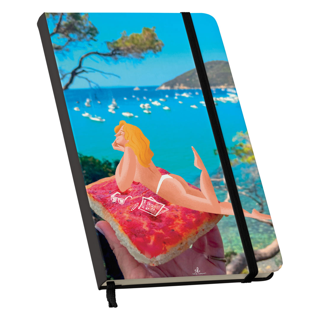 Taccuino Elba dell'album Taccuini per viaggiare (anche con la mente) di Elisa Lanconelli: copertina soft touch in 8 colori, con chiusura e segnalibro coordinati