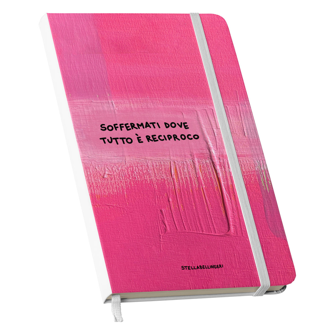 Taccuino Soffermati dove tutto è reciproco dell'album Taccuini Art is terapy di Stella Bellingeri: copertina soft touch in 8 colori, con chiusura e segnalibro coordinati