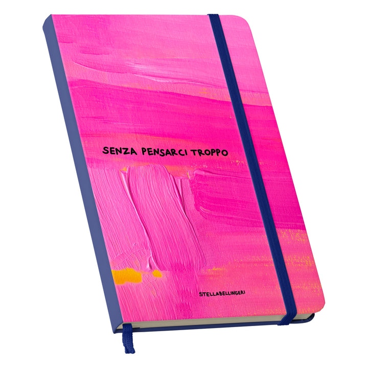 Taccuino Senza pensarci troppo dell'album Taccuini Art is terapy di Stella Bellingeri: copertina soft touch in 8 colori, con chiusura e segnalibro coordinati