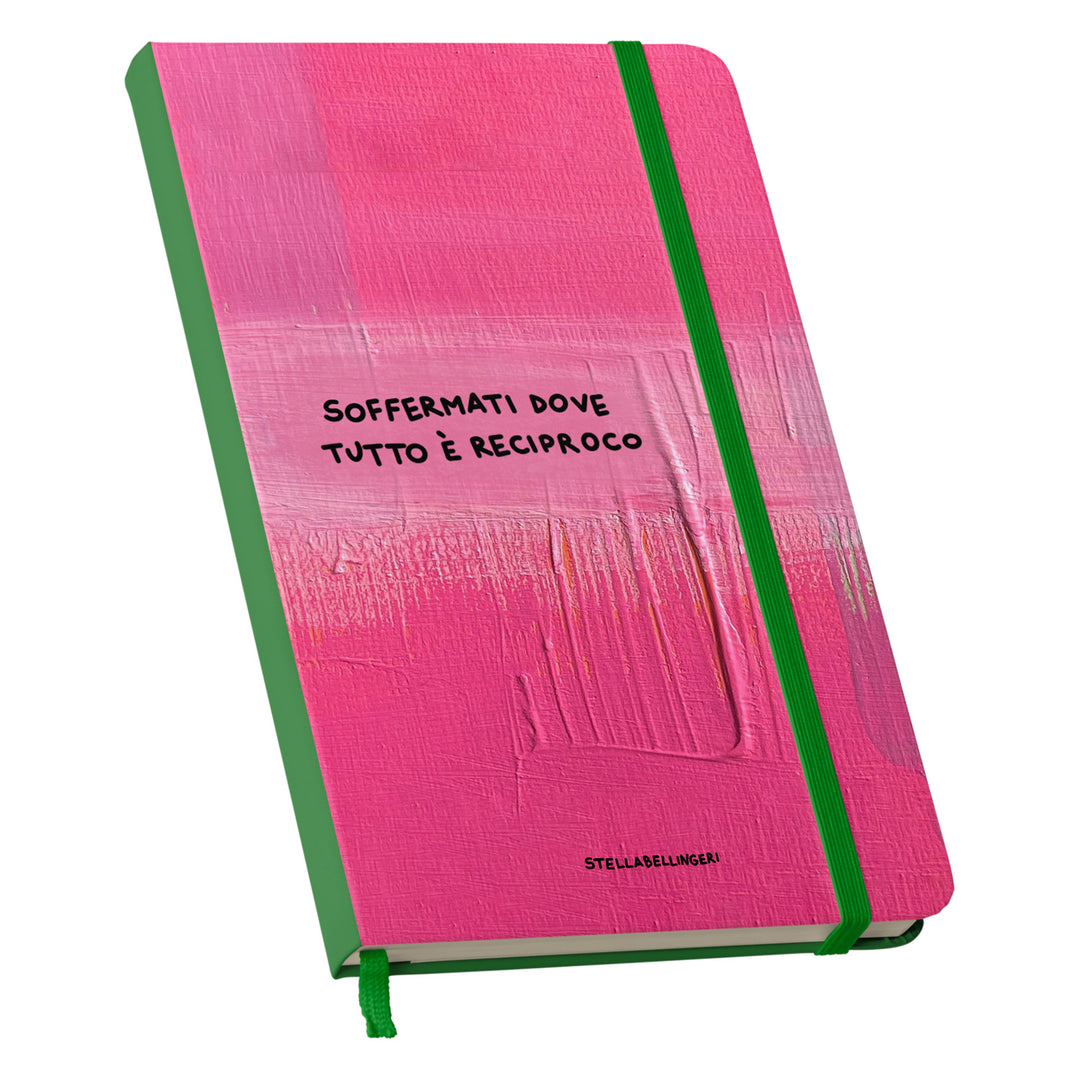 Taccuino Soffermati dove tutto è reciproco dell'album Taccuini Art is terapy di Stella Bellingeri: copertina soft touch in 8 colori, con chiusura e segnalibro coordinati
