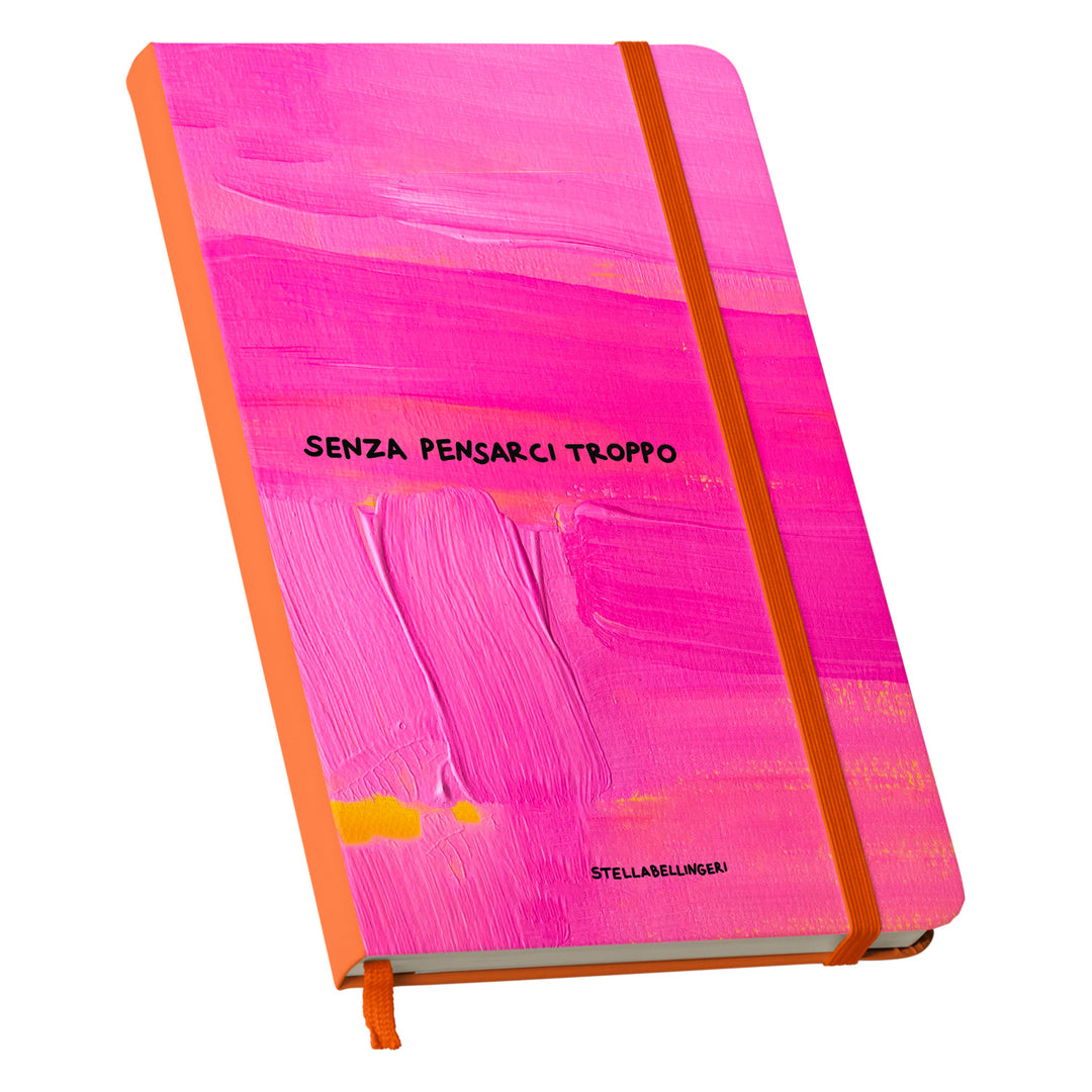 Taccuino Senza pensarci troppo dell'album Taccuini Art is terapy di Stella Bellingeri: copertina soft touch in 8 colori, con chiusura e segnalibro coordinati