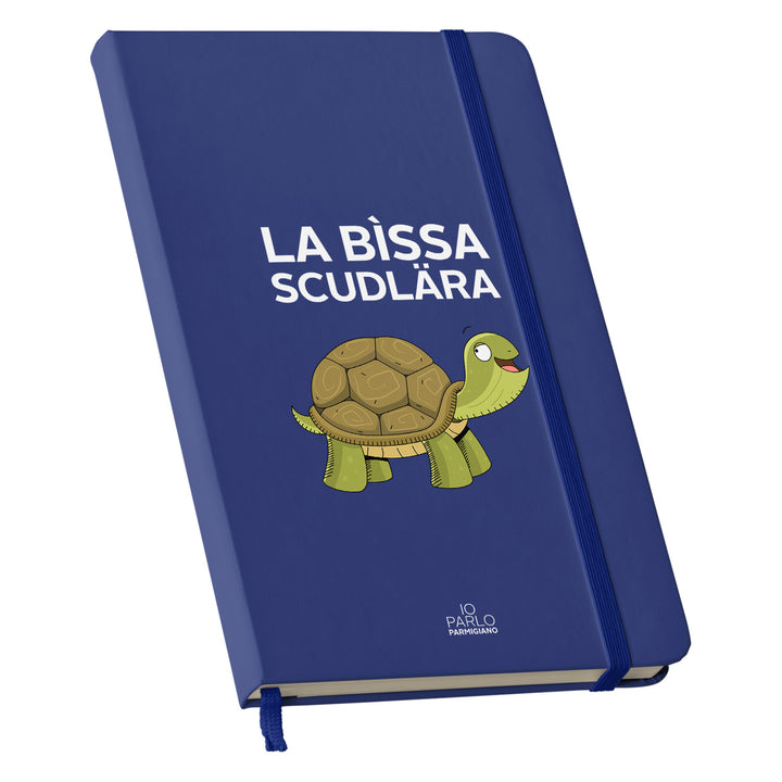 Taccuino LA BÌSSA SCUDLÄRA dell'album LÌNNEA BÉSTJI di Io parlo parmigiano: copertina soft touch in 8 colori, con chiusura e segnalibro coordinati