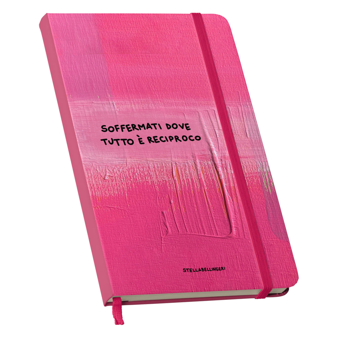 Taccuino Soffermati dove tutto è reciproco dell'album Taccuini Art is terapy di Stella Bellingeri: copertina soft touch in 8 colori, con chiusura e segnalibro coordinati