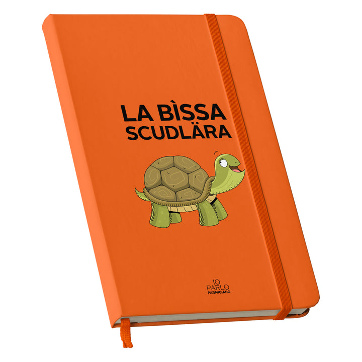 Taccuino LA BÌSSA SCUDLÄRA dell'album LÌNNEA BÉSTJI di Io parlo parmigiano: copertina soft touch in 8 colori, con chiusura e segnalibro coordinati