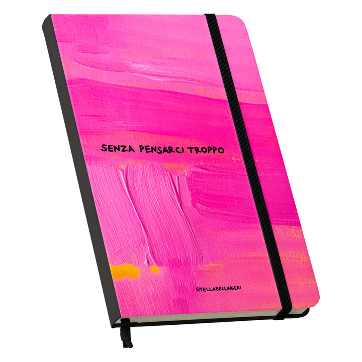 Taccuino Senza pensarci troppo dell'album Taccuini Art is terapy di Stella Bellingeri: copertina soft touch in 8 colori, con chiusura e segnalibro coordinati
