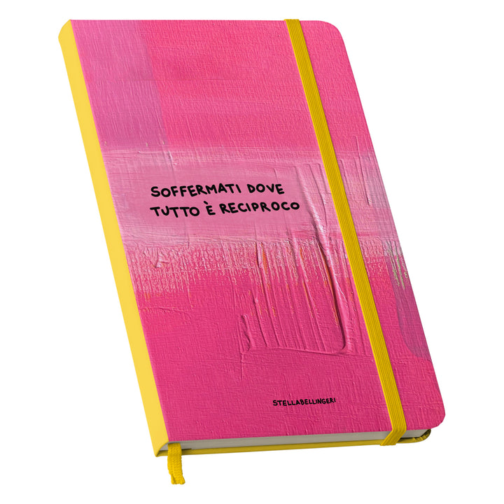 Taccuino Soffermati dove tutto è reciproco dell'album Taccuini Art is terapy di Stella Bellingeri: copertina soft touch in 8 colori, con chiusura e segnalibro coordinati