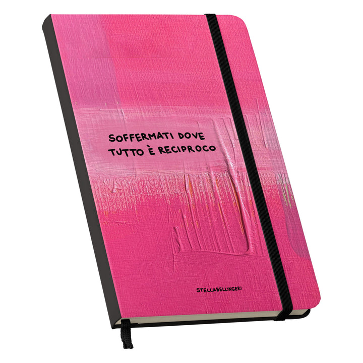 Taccuino Soffermati dove tutto è reciproco dell'album Taccuini Art is terapy di Stella Bellingeri: copertina soft touch in 8 colori, con chiusura e segnalibro coordinati