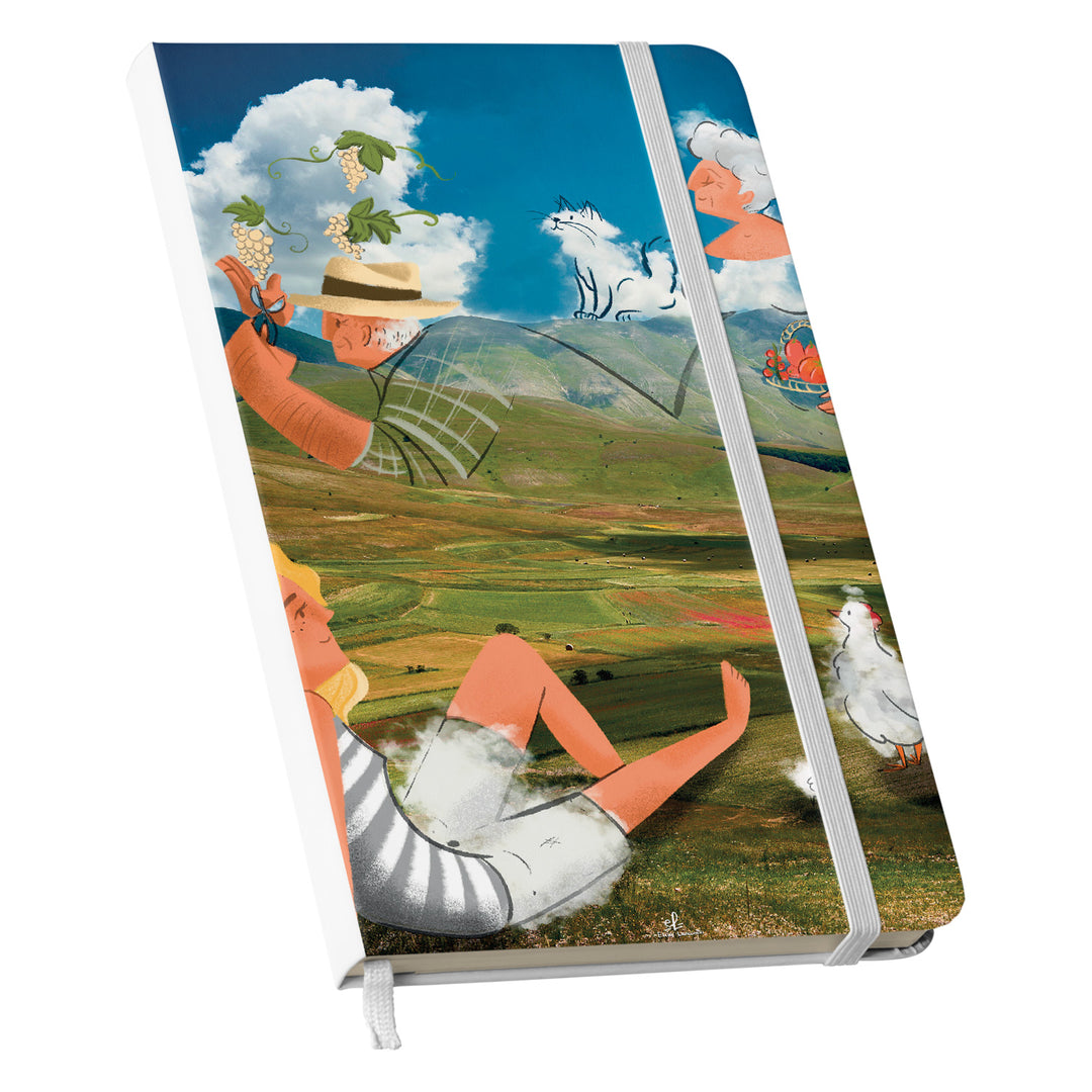 Taccuino Castelluccio dell'album Taccuini per viaggiare (anche con la mente) di Elisa Lanconelli: copertina soft touch in 8 colori, con chiusura e segnalibro coordinati