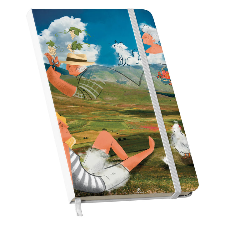Taccuino Castelluccio dell'album Taccuini per viaggiare (anche con la mente) di Elisa Lanconelli: copertina soft touch in 8 colori, con chiusura e segnalibro coordinati