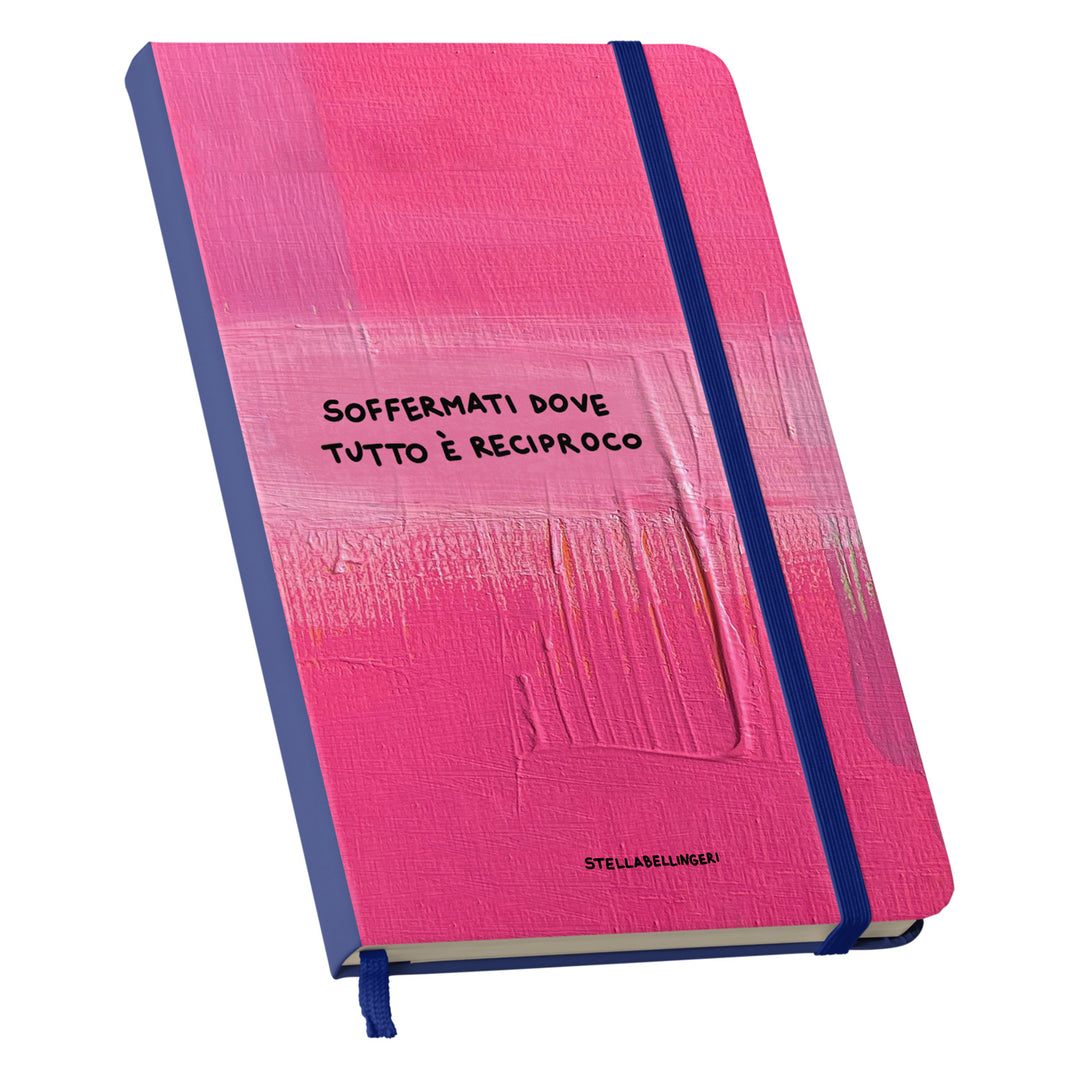 Taccuino Soffermati dove tutto è reciproco dell'album Taccuini Art is terapy di Stella Bellingeri: copertina soft touch in 8 colori, con chiusura e segnalibro coordinati