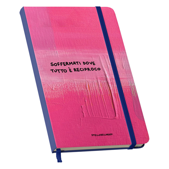 Taccuino Soffermati dove tutto è reciproco dell'album Taccuini Art is terapy di Stella Bellingeri: copertina soft touch in 8 colori, con chiusura e segnalibro coordinati