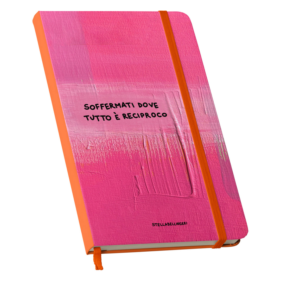 Taccuino Soffermati dove tutto è reciproco dell'album Taccuini Art is terapy di Stella Bellingeri: copertina soft touch in 8 colori, con chiusura e segnalibro coordinati