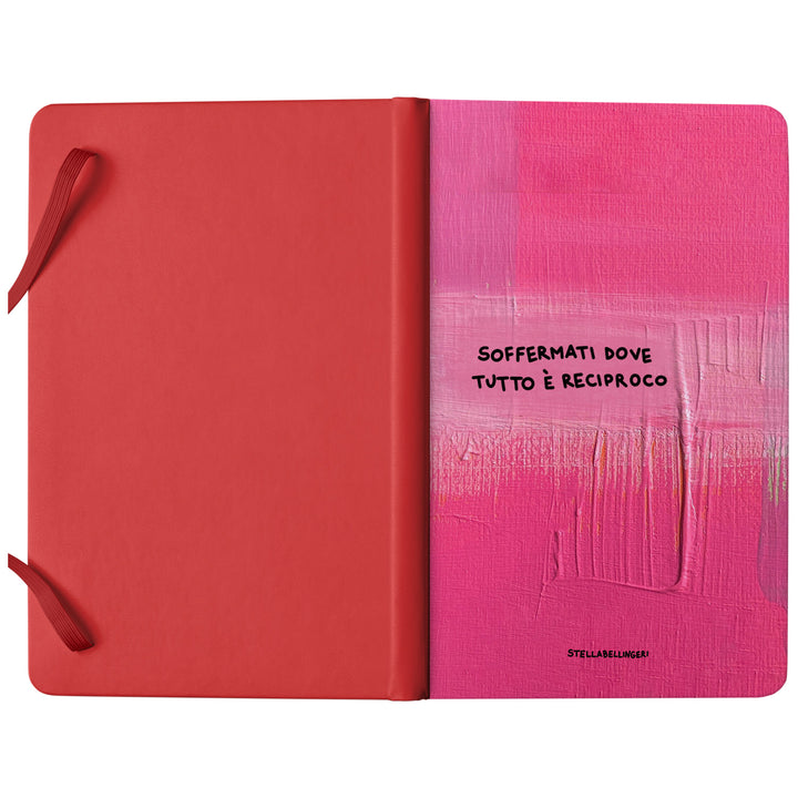 Taccuino Soffermati dove tutto è reciproco dell'album Taccuini Art is terapy di Stella Bellingeri: copertina soft touch in 8 colori, con chiusura e segnalibro coordinati