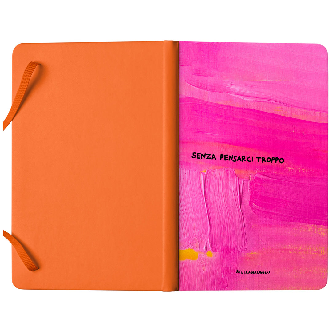 Taccuino Senza pensarci troppo dell'album Taccuini Art is terapy di Stella Bellingeri: copertina soft touch in 8 colori, con chiusura e segnalibro coordinati