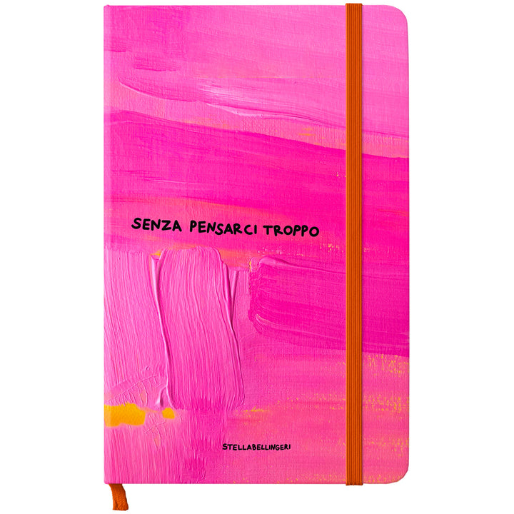 Taccuino Senza pensarci troppo dell'album Taccuini Art is terapy di Stella Bellingeri: copertina soft touch in 8 colori, con chiusura e segnalibro coordinati