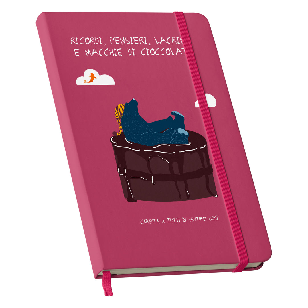 Taccuino Ricordi e macchie di cioccolato dell'album Taccuini a tutti di Carpita A Tutti: copertina soft touch in 8 colori, con chiusura e segnalibro coordinati