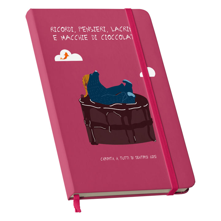 Taccuino Ricordi e macchie di cioccolato dell'album Taccuini a tutti di Carpita A Tutti: copertina soft touch in 8 colori, con chiusura e segnalibro coordinati
