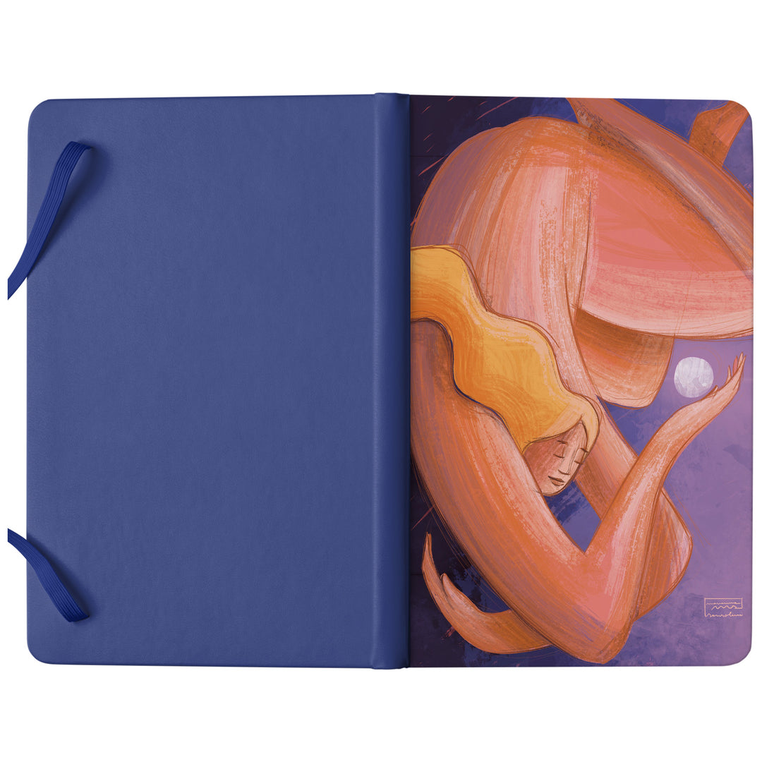 Taccuino Luna dell'album Ama di Marianna Sansolini illustra: copertina soft touch in 8 colori, con chiusura e segnalibro coordinati