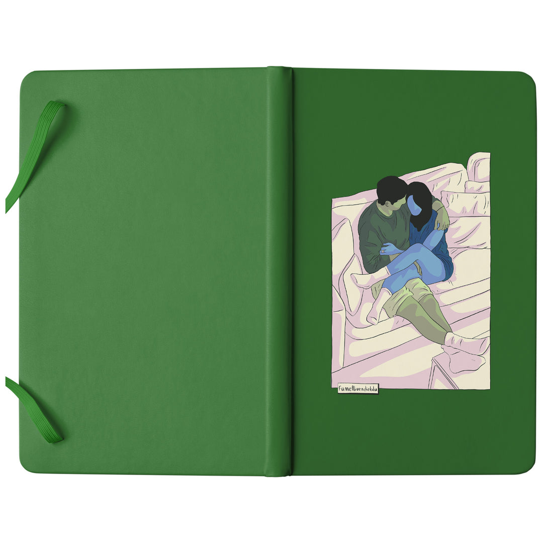 Taccuino Divano dell'album Taccuini Verdi e Blu di Fumettiverdieblu: copertina soft touch in 8 colori, con chiusura e segnalibro coordinati