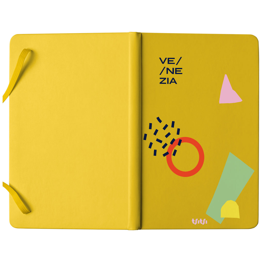 Taccuino VENEZIA dell'album Mapperó di TSITSI CONCEPT: copertina soft touch in 8 colori, con chiusura e segnalibro coordinati