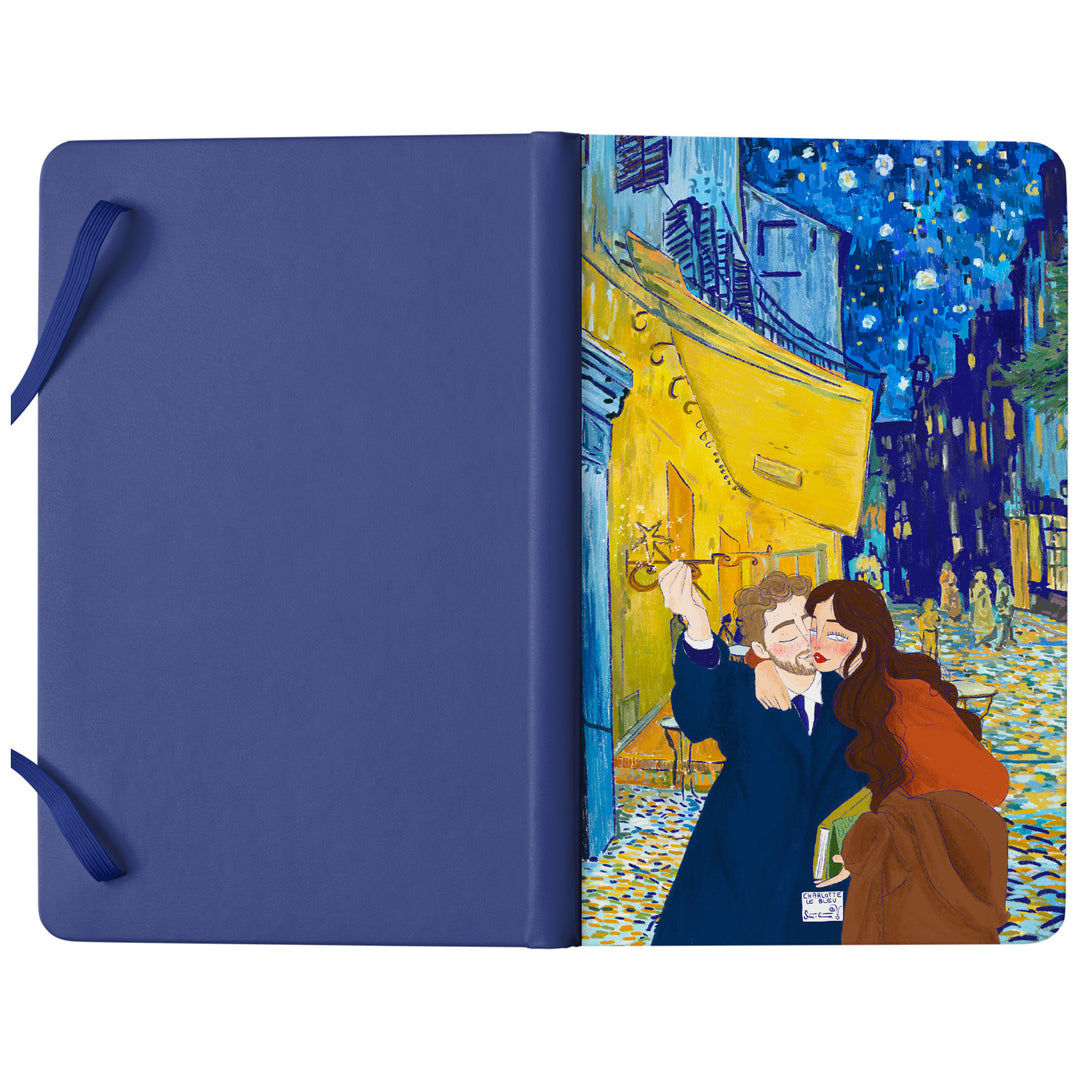 Taccuino Arles dell'album Thinker su carta di Charlotte Le Bleu: copertina soft touch in 8 colori, con chiusura e segnalibro coordinati