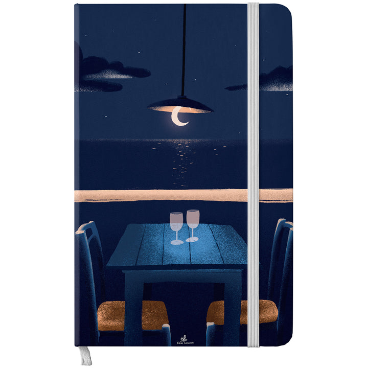 Taccuino Al chiaro di luna disegnopuro dell'album Taccuini per viaggiare (anche con la mente) di Elisa Lanconelli: copertina soft touch in 8 colori, con chiusura e segnalibro coordinati