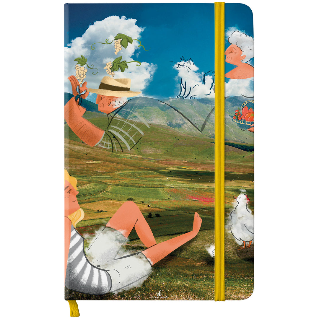 Taccuino Castelluccio dell'album Taccuini per viaggiare (anche con la mente) di Elisa Lanconelli: copertina soft touch in 8 colori, con chiusura e segnalibro coordinati