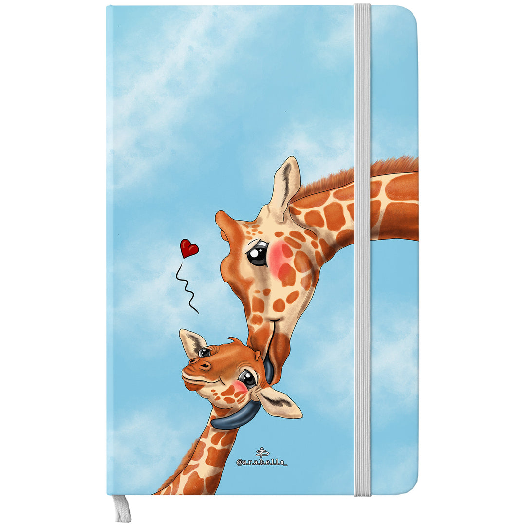 Taccuino Mamma giraffa dell'album Amore in taccuini di Arabella: copertina soft touch in 8 colori, con chiusura e segnalibro coordinati