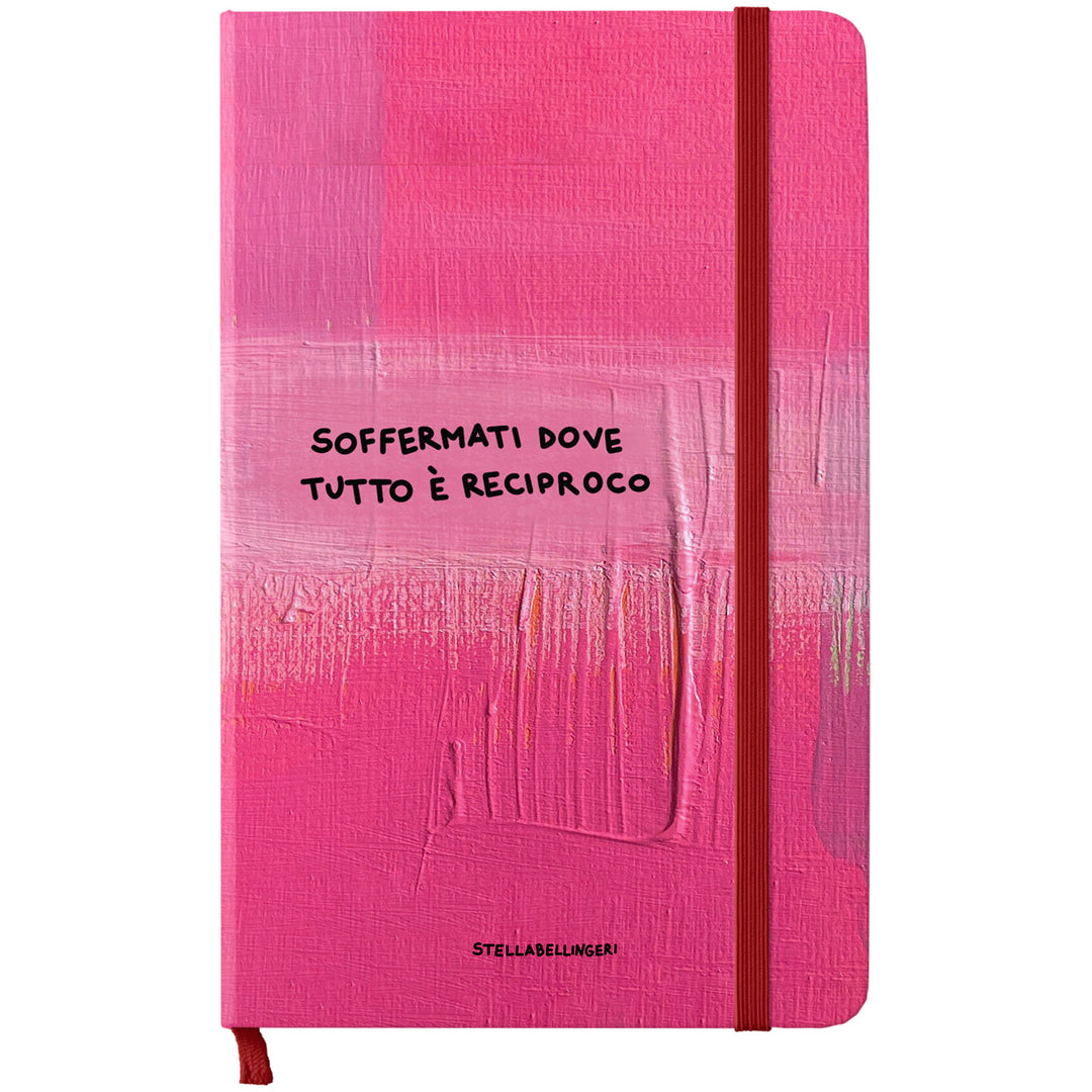 Taccuino Soffermati dove tutto è reciproco dell'album Taccuini Art is terapy di Stella Bellingeri: copertina soft touch in 8 colori, con chiusura e segnalibro coordinati